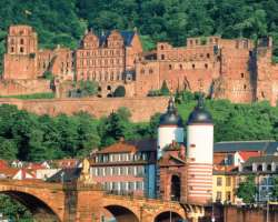 It is a combination of two castles. The upper castle was located on  Kleiner Gaisberg Mountain while the lower castle is located at Jettenbuhi.